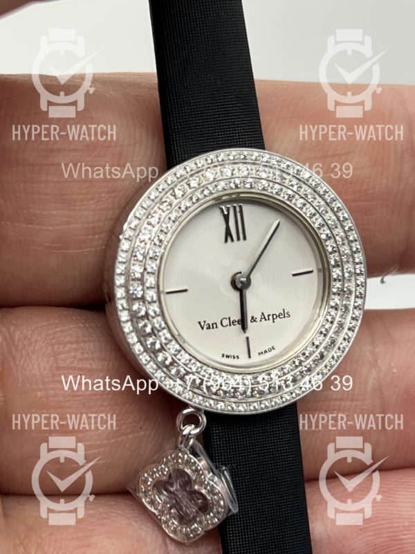 Товар Van Cleef & Arpels Alhambra Charms Mini VCARM95300 Фото 8 - Van Cleef & Arpels Alhambra Charms Mini VCARM95300